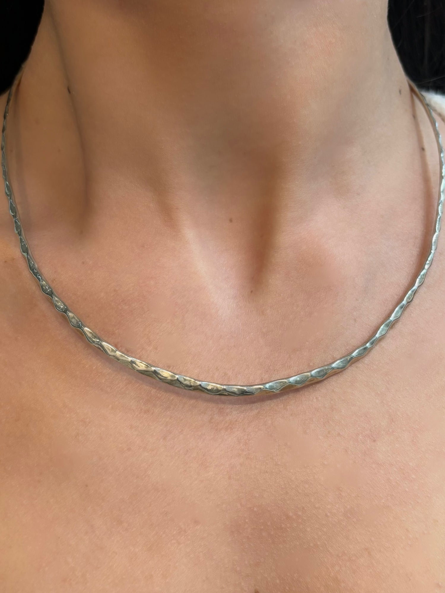 Collana rigida martellata con chiusura in argento 925