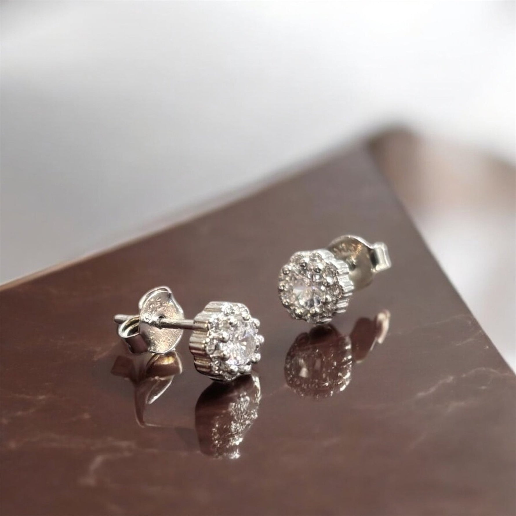 Orecchini punto luce micro fiore in argento 925 con zirconi - SIddharta