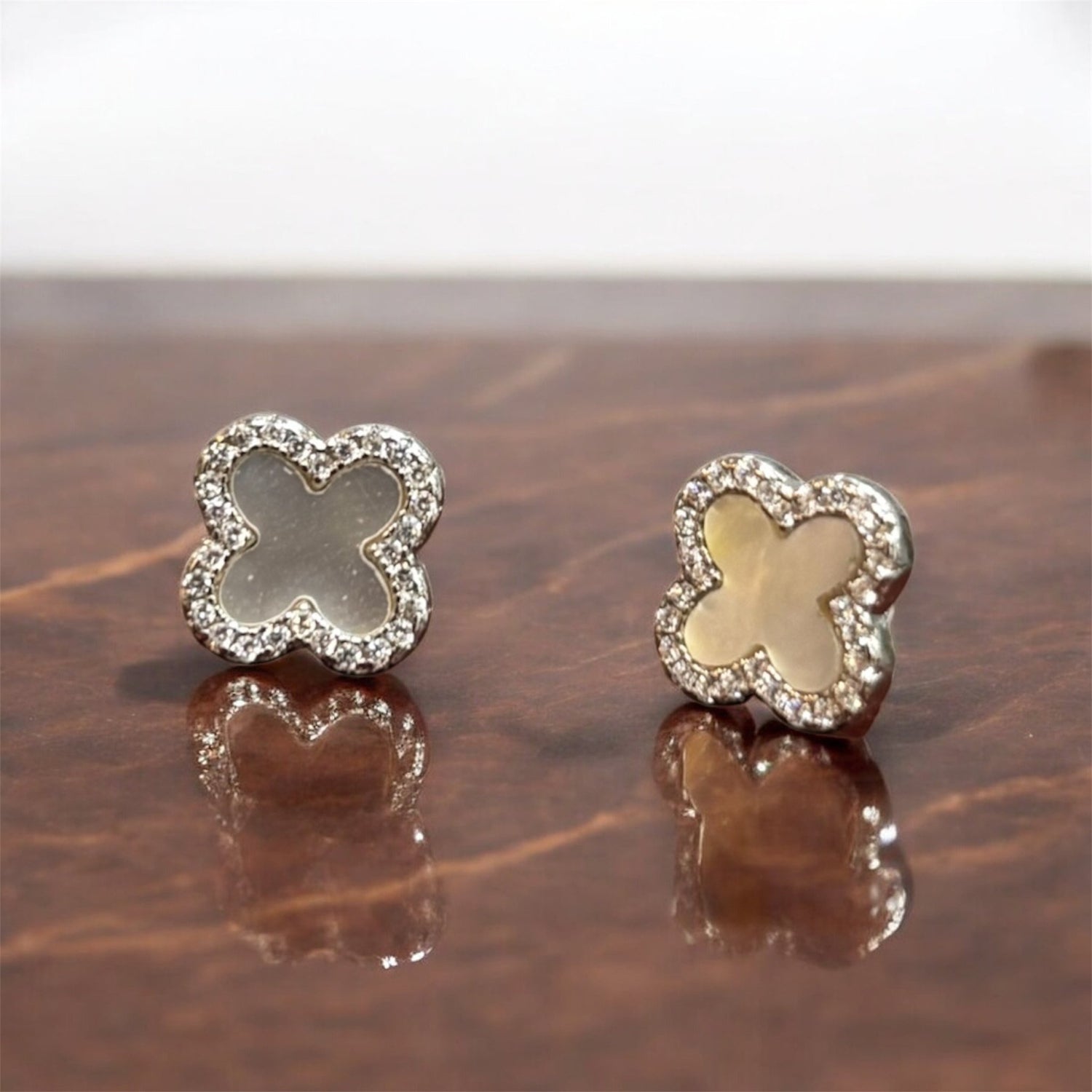 Orecchini quadrifoglio madreperla con zirconi in argento 925 - SIddharta