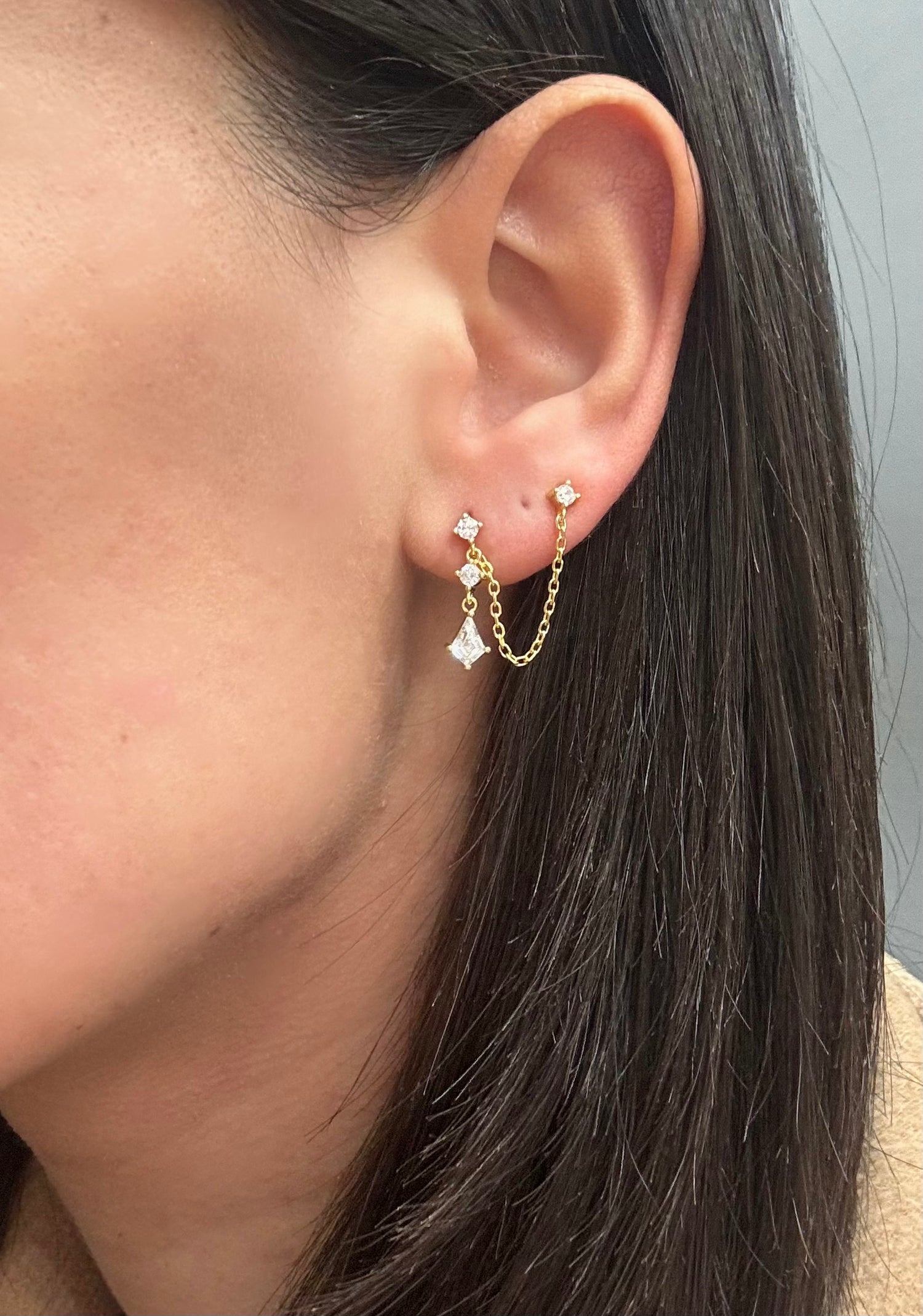 Orecchino doppio buco in argento 925 con zirconi