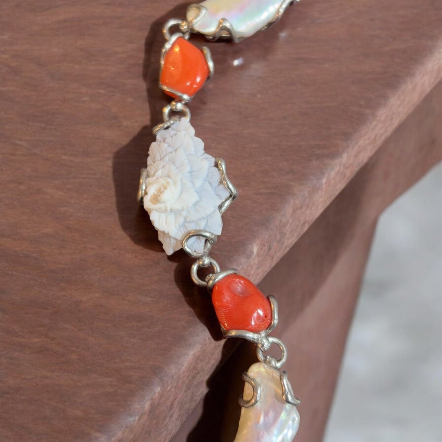 Bracciale argento con fiore cameo corallo e perle - SIddharta