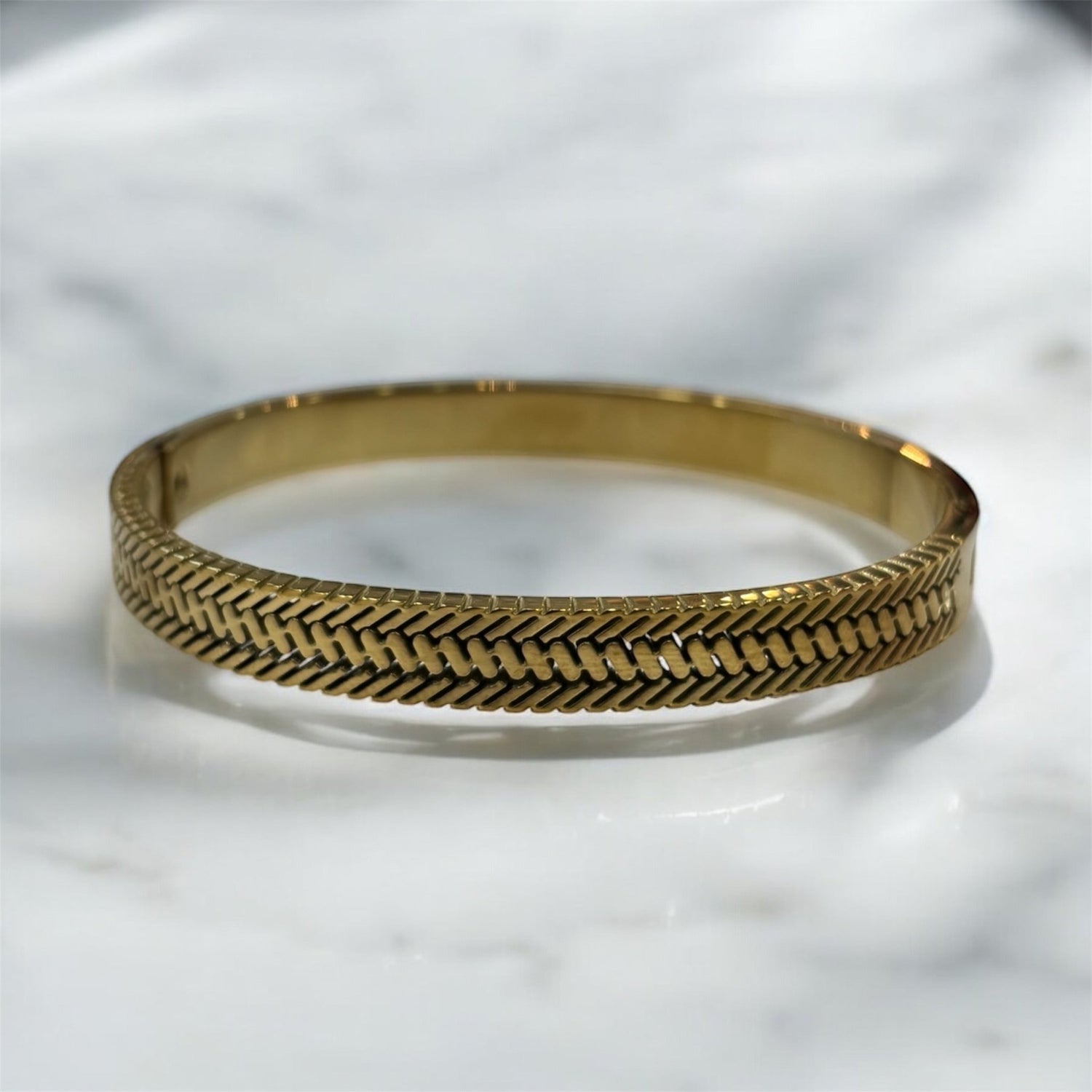 Bracciale rigido con treccia incisa in acciaio inossidabile dorato - SIddharta