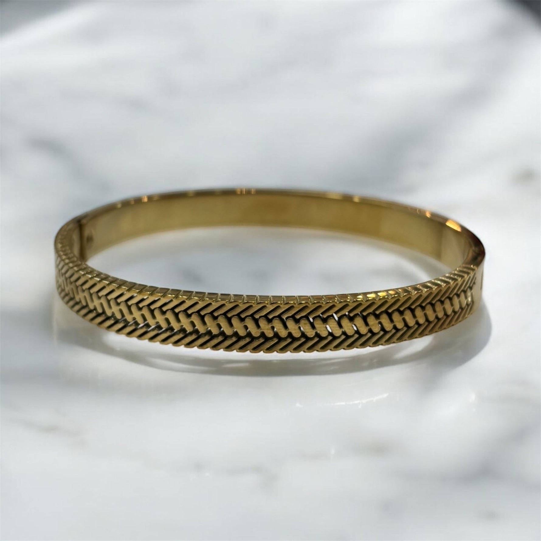 Bracciale rigido con treccia incisa in acciaio inossidabile dorato - SIddharta