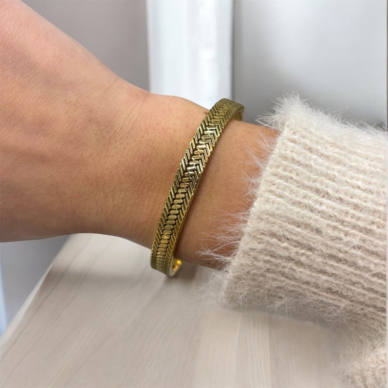 Bracciale rigido con treccia incisa in acciaio inossidabile dorato - SIddharta