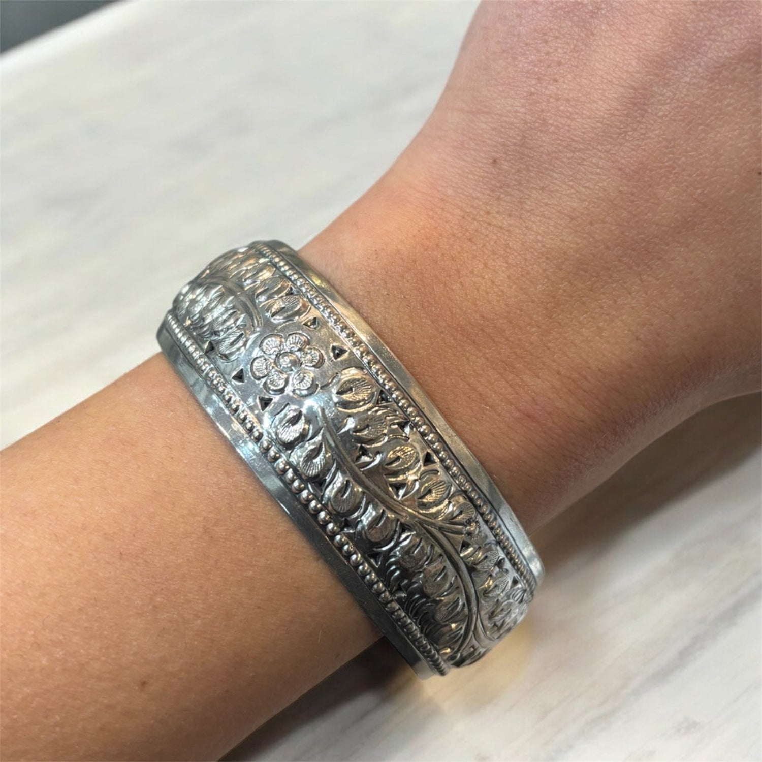 Bracciale rigido lavorato in argento 925 - SIddharta