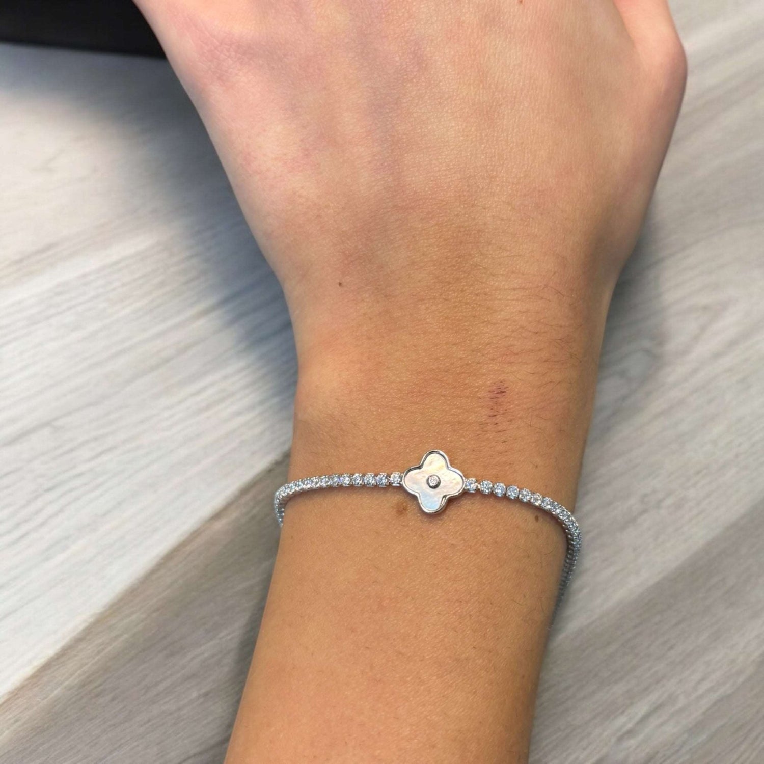 Bracciale tennis con fiore madreperla in argento 925 - SIddharta