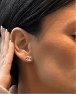 Indossati orecchini a bottone in Argento 925 a forma di C con zirconi luminosi