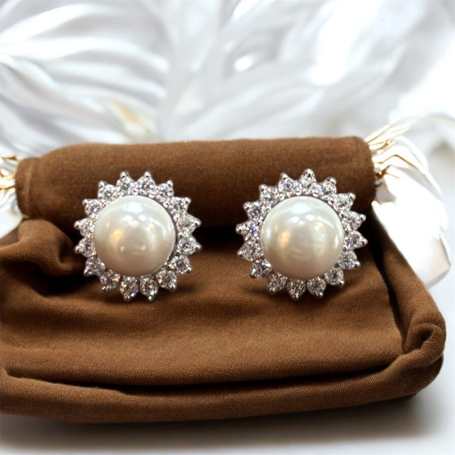 Orecchini bottone perla e zirconi in argento 925 - SIddharta