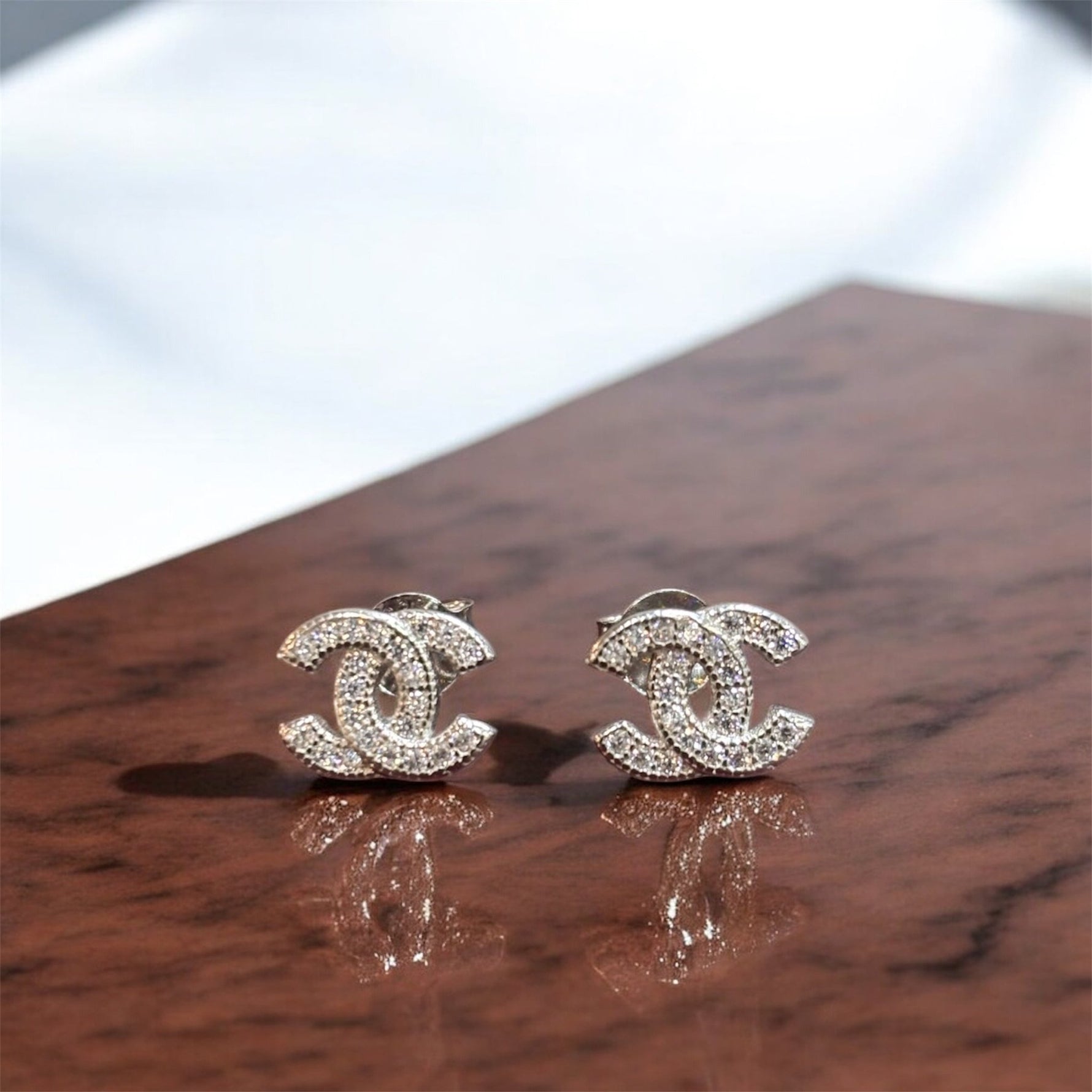 Orecchini a bottone in Argento 925 a forma di C con zirconi luminosi