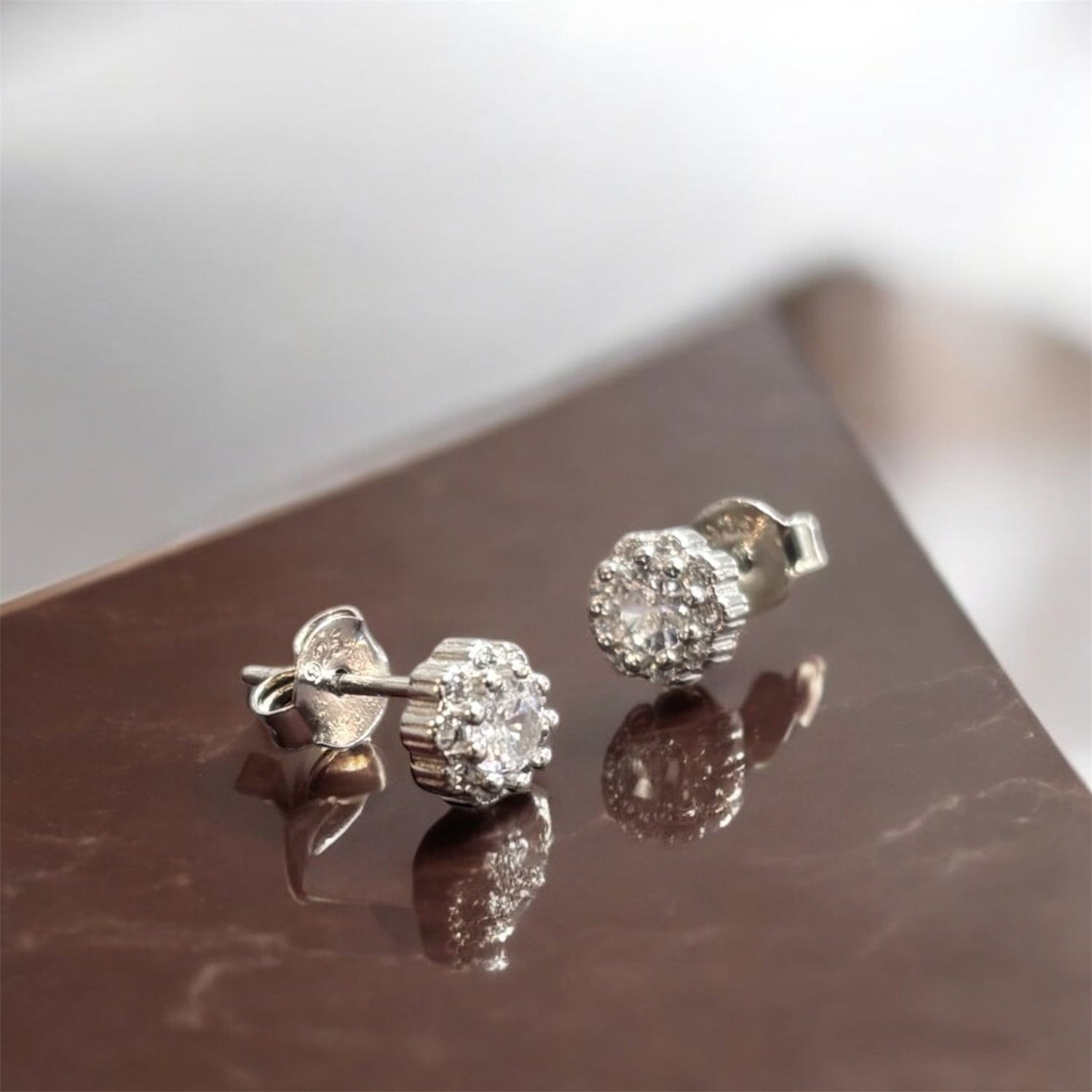 Orecchini punto luce micro fiore in argento 925 con zirconi - SIddharta