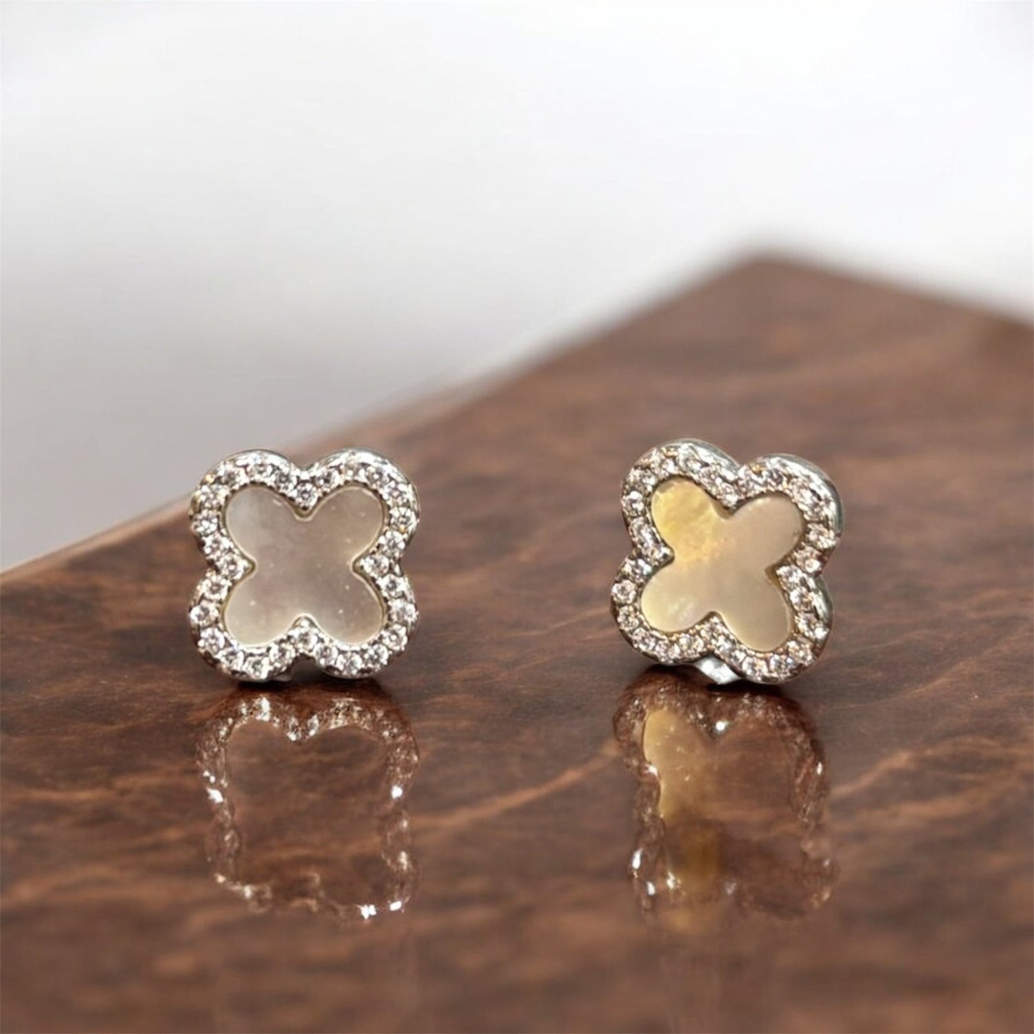 Orecchini quadrifoglio madreperla con zirconi in argento 925 - SIddharta